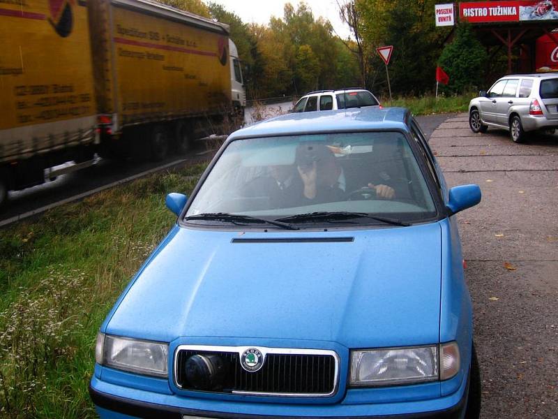 Policejní auto s radarem na hlavní silnici u Tužinky