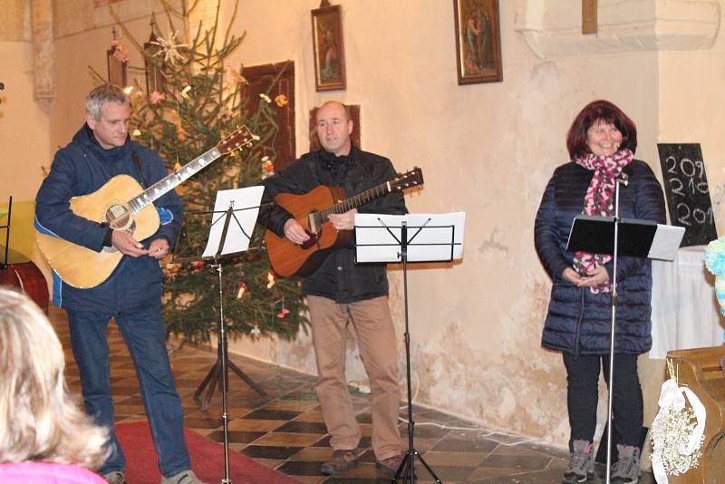 Tříkrálový koncert skupiny Pražec ve vysokoújezdském kostele.