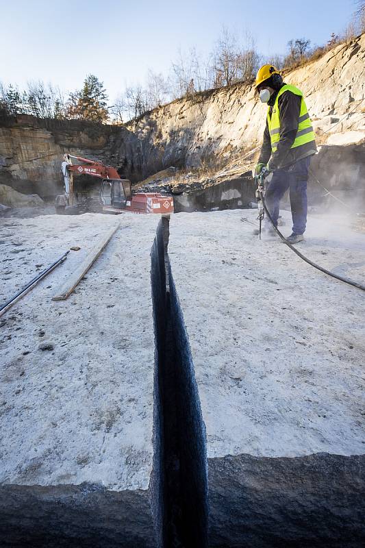 Žula na opravu Staroměstského jezu se chystá u Vysokého Chlumce.