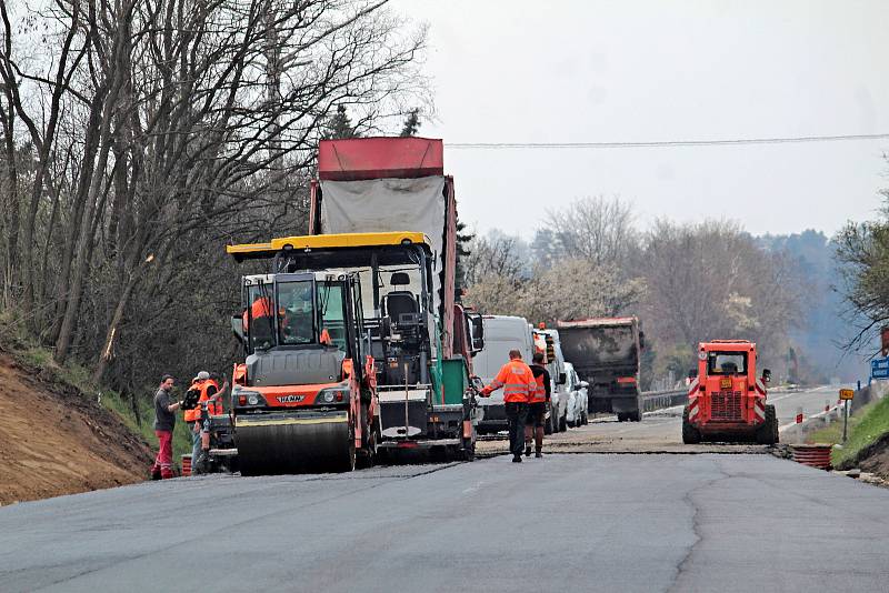 Dokončovací fáze výstavby okružní křižovatky na silnici I/3 na Červených Vršcích v Benešově.