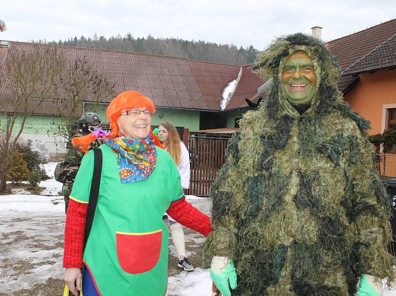 Maškarní průvod pořádaný Sborem dobrovolných hasičů v Popovicích u Benešova je už šestým rokem nedílnou součástí masopustního období této obce.