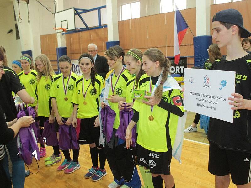 Vyhlášení výsledků Mistrovství mladých florbalistů v Benešově.