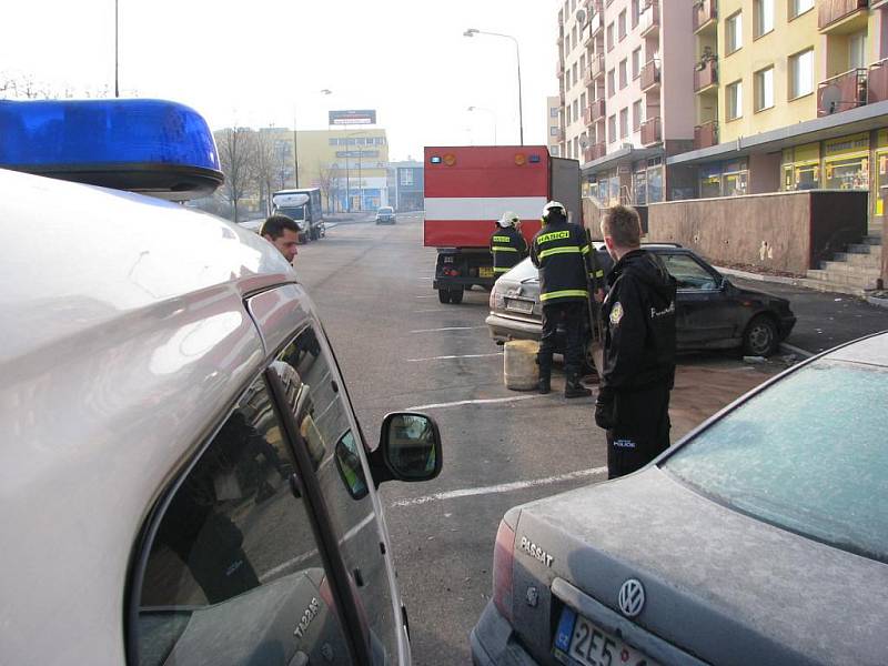 Jedna poškozená škodovka byla zaparkovaná na ulici, druhá za panelákem ve vnitrobloku.