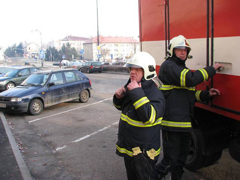 Jedna poškozená škodovka byla zaparkovaná na ulici, druhá za panelákem ve vnitrobloku.