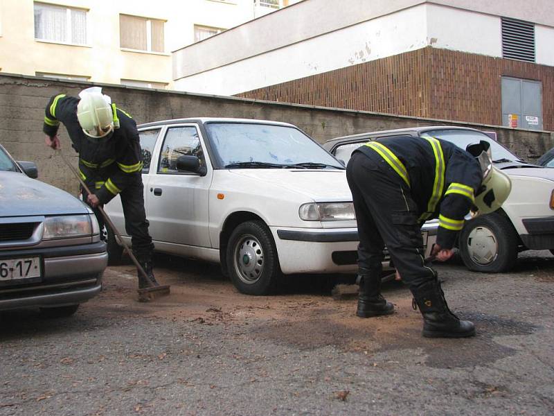 Jedna poškozená škodovka byla zaparkovaná na ulici, druhá za panelákem ve vnitrobloku.