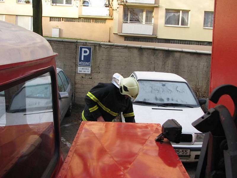 Jedna poškozená škodovka byla zaparkovaná na ulici, druhá za panelákem ve vnitrobloku.