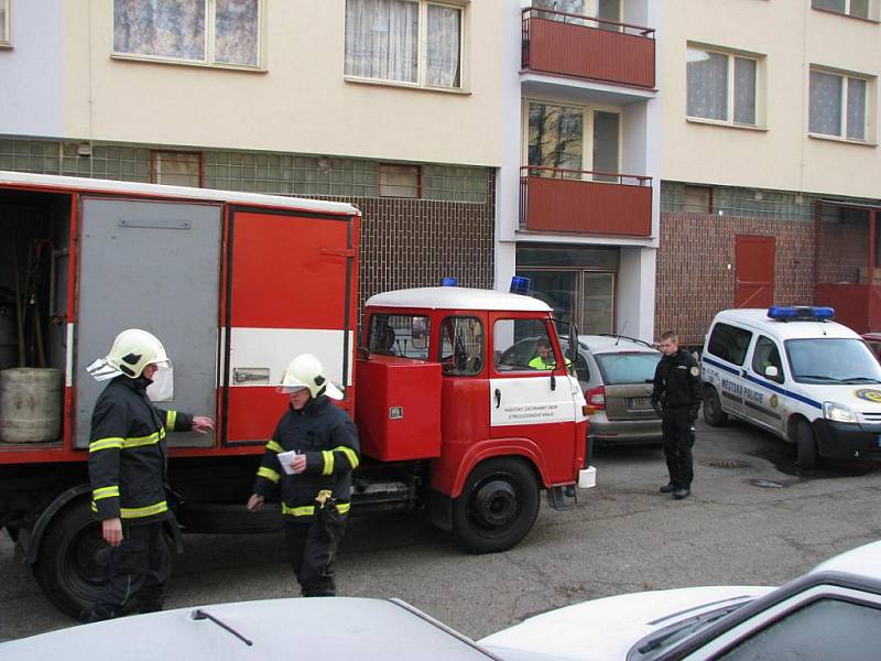 Jedna poškozená škodovka byla zaparkovaná na ulici, druhá za panelákem ve vnitrobloku.