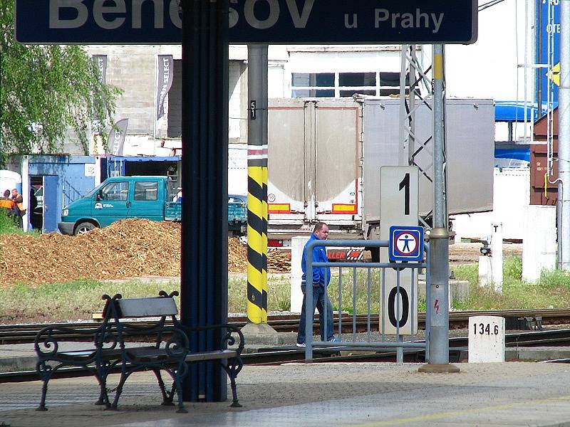 Benešovská promenáda na kolejích.