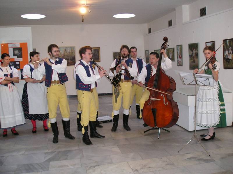 Při vernisáži se skvěle prezentoval folklórní soubor Benešáček