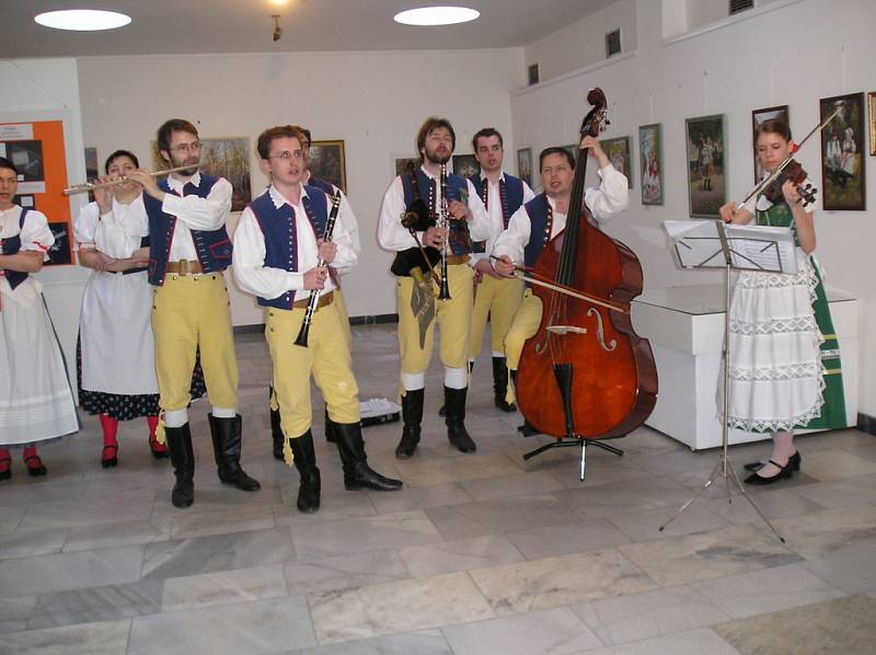 Při vernisáži se skvěle prezentoval folklórní soubor Benešáček