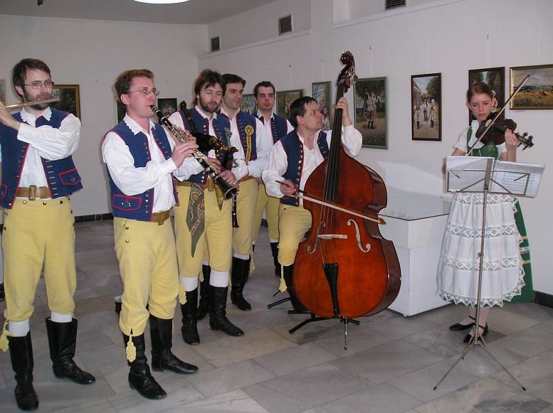 Při vernisáži se skvěle prezentoval folklórní soubor Benešáček