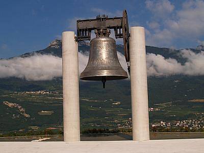Zvon svobody v italském Roveretu je s výškou 3,3 metru považován za jeden z největších funkčních zvonů světa.