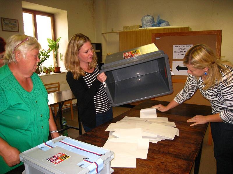 Sčítání volebních lístků v Týnci nad Sázavou ve volebním okrsku č.9. 
