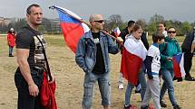 Protestní demonstrace Stop pokusům na dětech v Praze na Letné 1. května.