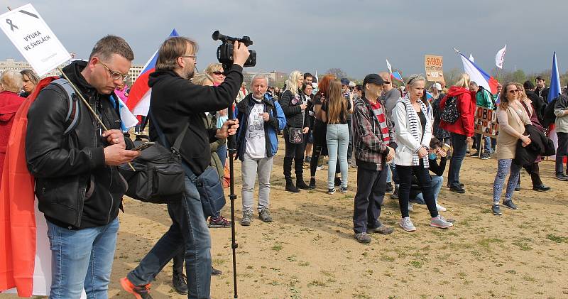 Protestní demonstrace Stop pokusům na dětech v Praze na Letné 1. května.