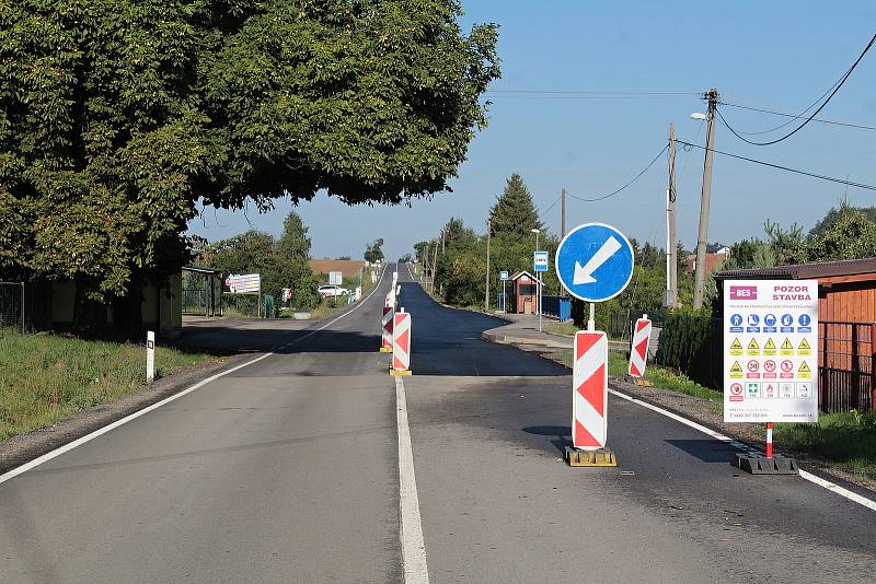 Rekonstrukce silnice II/112 by měla skončit do začátku října. Na snímku je úsek dlouhý 350 metrů v Chotýšanech. Zprovozněn by měl být do pátku 10. září.