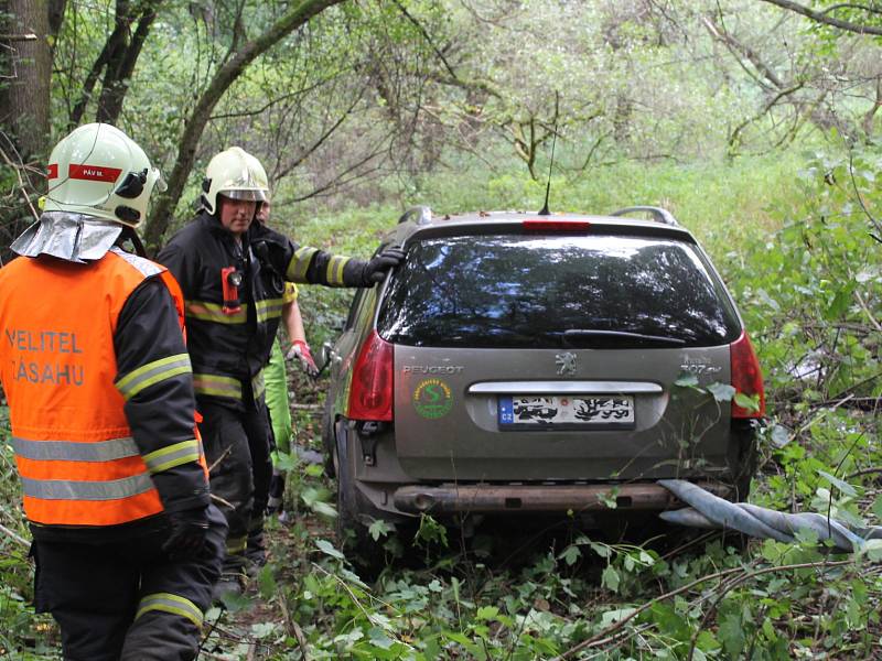 Řidič z dosud zatím nezjištěných příčin vyjel mimo vozovku.