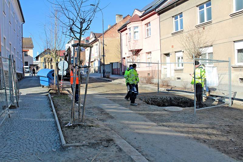 Revitalizaci Jiráskovy ulice v Benešově předchází rekonstrukce kanalizace.