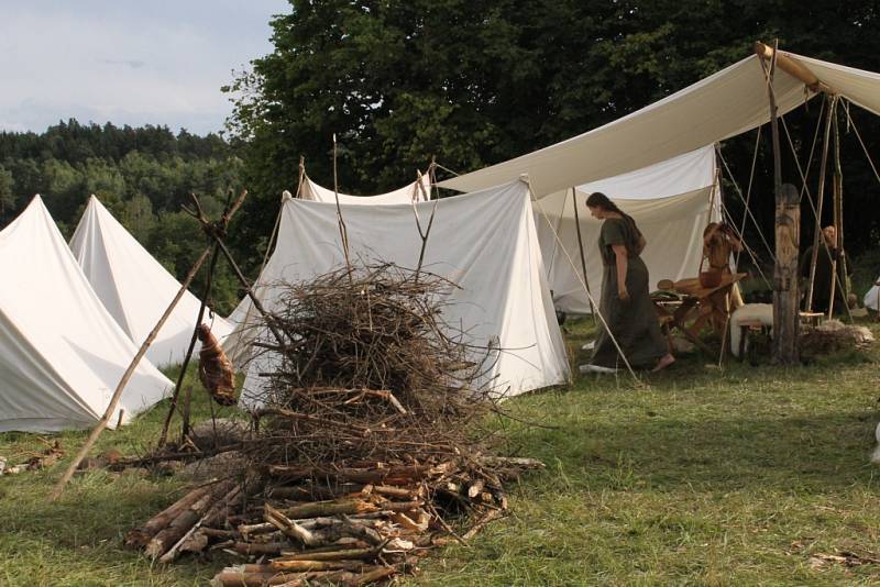 Bojovníci přesvědčivě odehráli historické bitvy, ale také na bitevním poli improvizovali.