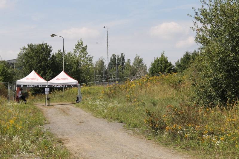 Elektronická hudba bude znít po celý víkend Táborskými kasárnami v Benešově.