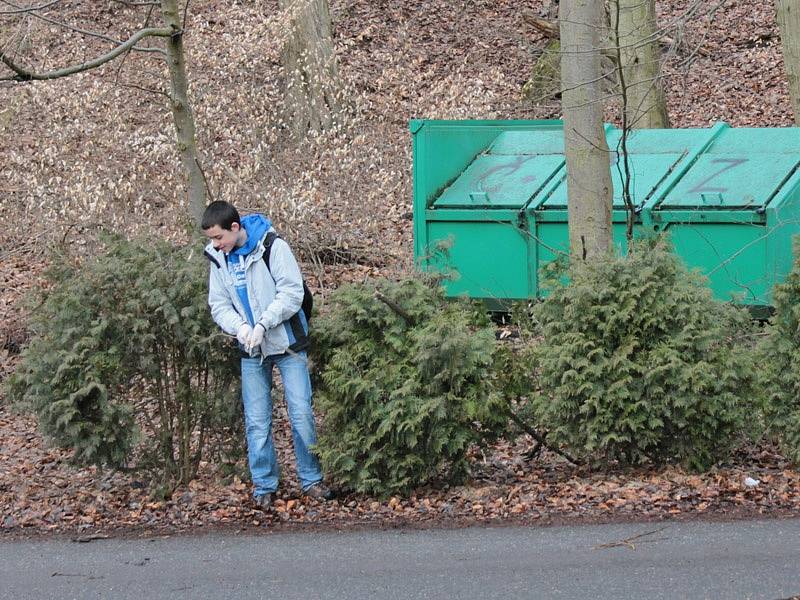 Školáci ze ZŠ Dukelská uklízeli zámecký park.