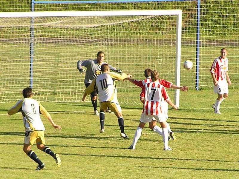 Horst Siegl (č. 10) vstřelil jedinou branku v podzimním utkání Marila Votice - Viktoria Žižkov B