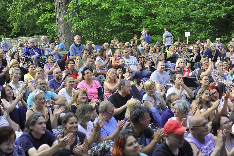 Koncert naplnil klášterní zahradu.