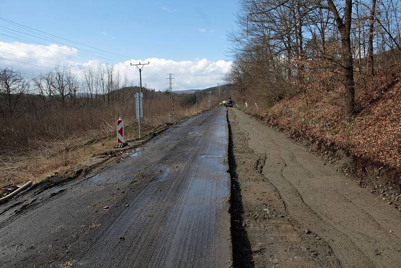 Rekonstrukce silnice II/106 mezi Krhanicemi a Prosečnicí.