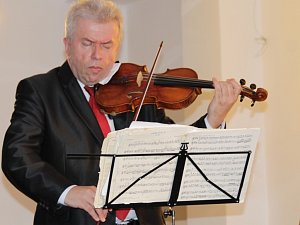 Na druhé Krhanické tónohraní přijali pozvání houslista Jaroslav Svěcený a cembalistka Jitka Navrátilová.