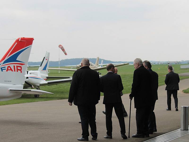 Návštěva prezidenta republiky Miloše Zemana na letišti Benešov v Nesvačilech.