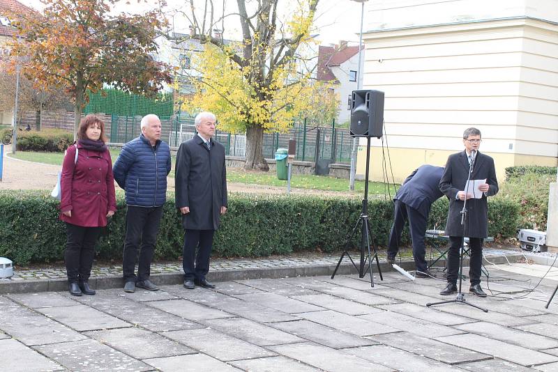 Pietní akt kladení věnců k 100. výročí republiky na Gymnáziu Benešov.