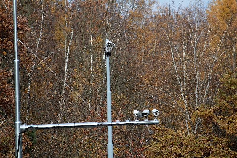 Instalace radarů pro úsekové měření přinesla zatím snížení rychlosti u zhruba třetiny projíždějících aut. Měřený úsek začíná při cestě na sever v Tužince.