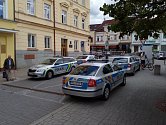 Policejní auta před Okresním soudem Benešov.