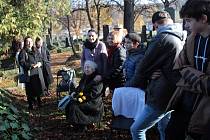 Z pietního setkání na novém židovském hřbitově v Benešově u příležitosti uctění památky obětí holocaustu - rodiny Taussigů a Weislů.