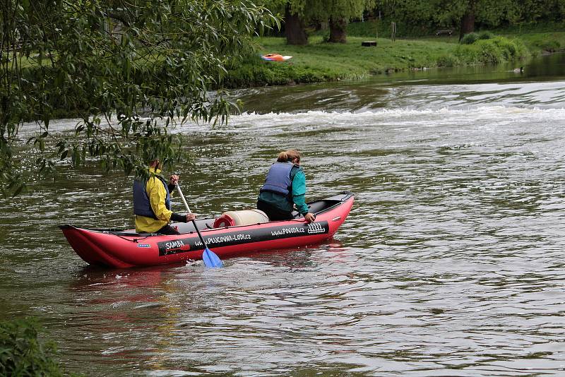 Vodáci si v neděli 23. května nenechali ujít příležitost pro své hobby. Ideální výšku hladiny využili k plavbě z Týnce nad Sázavou do Pikovic.