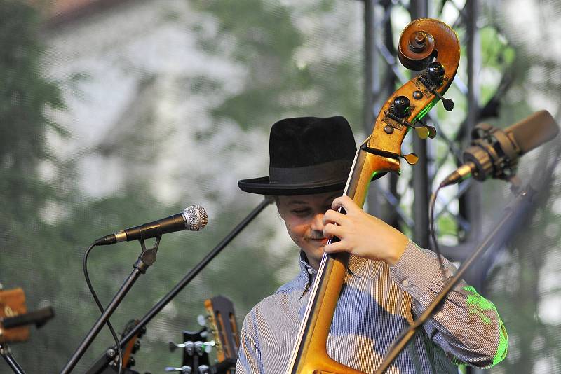 Koncert zaplnil klášterní zahradu.