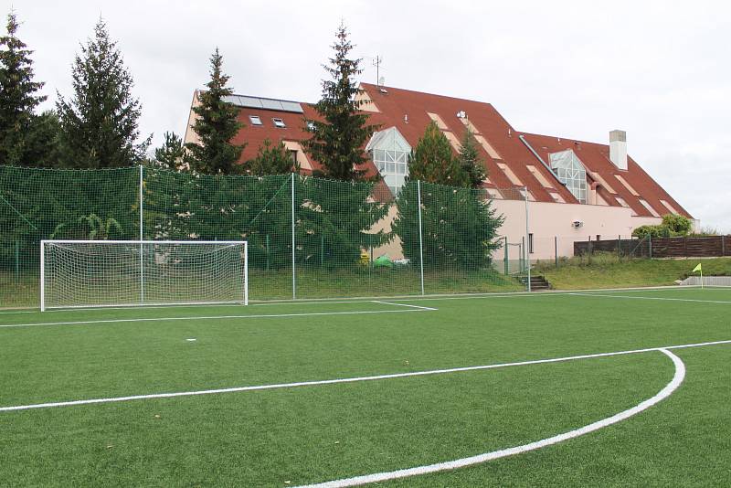 Hotel Benica leží mezi rušnou silnicí E55 a fotbalovým stadionem.