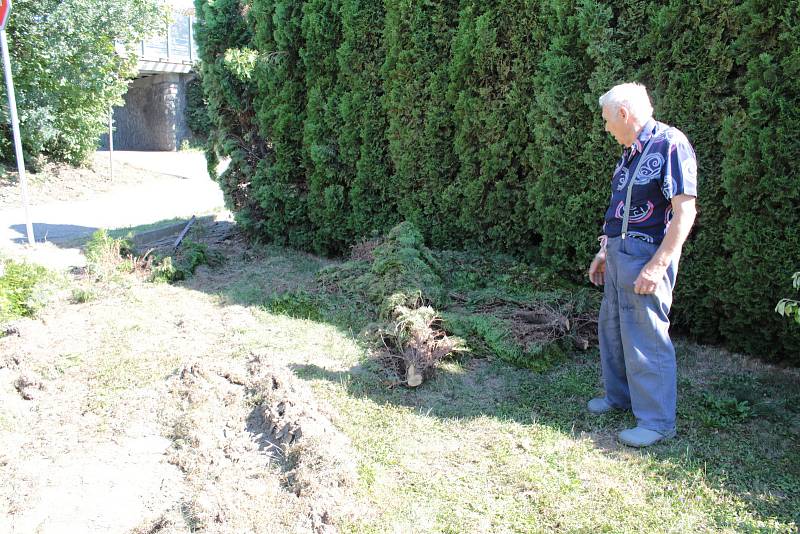 Dopravní nehoda na kraji Benešova a její následky.