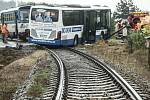 Ke srážce vlaku s autobusem došlo u Struhařova na Benešovsku v neděli 14. června.