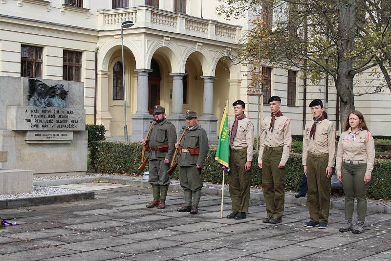 Pietní akt kladení věnců k 100. výročí republiky na Gymnáziu Benešov.