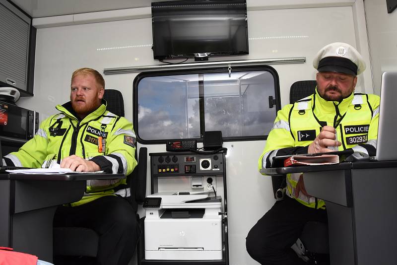 Při vážení nákladních aut a kontrolách jejich řidičů používá středočeská dopravní policie automobil, který v září 2018 převzala jako dar od kraje.