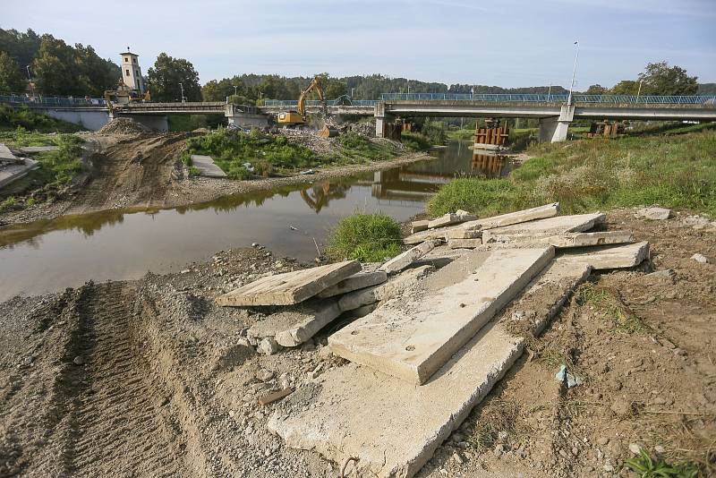 Demolice mostu v Sázavě.