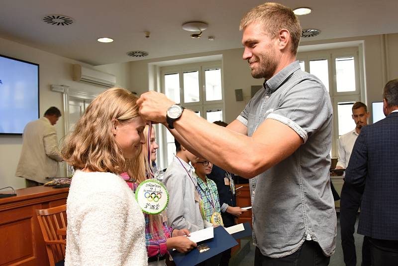 Perníkovými medailemi byli oceněni sportovci, kteří reprezentovali Středočeský kraj v červnu letošního roku na Hrách IX. letní olympiády a mládeže na Liberecku.