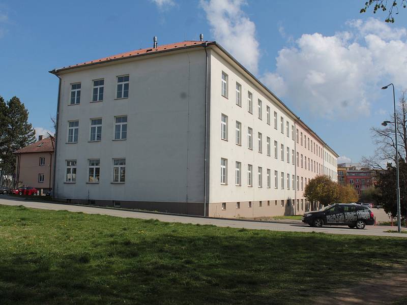Bývalá hlavní budova Pražských kasáren v Benešově.