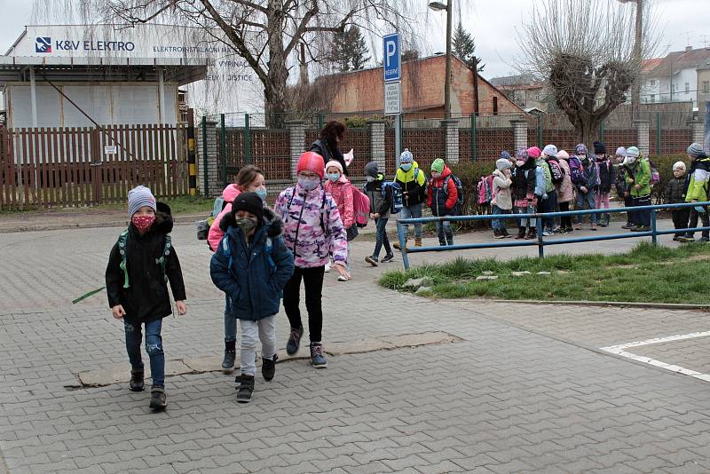 Z odchodu dětí ze Základní školy Jiráskova v Benešově první den po skončení nouzového stavu.