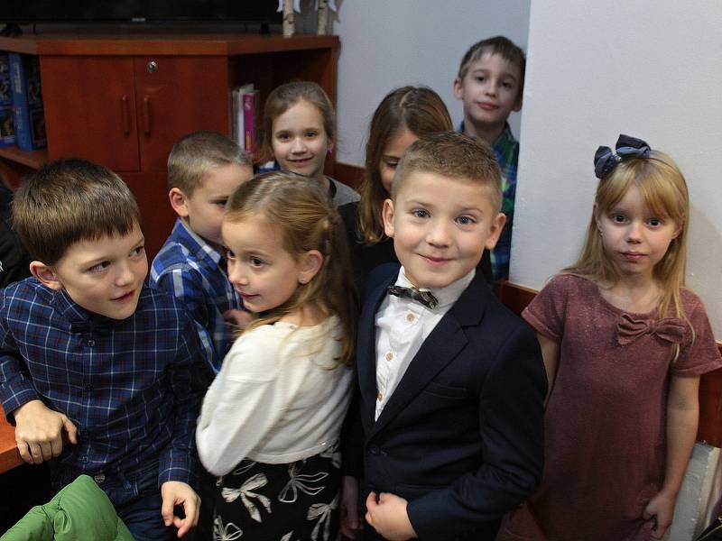 Z vánoční besídky prvňáčků Základní školy Jiráskova v sále Domu dětí a mládeže v Benešově.