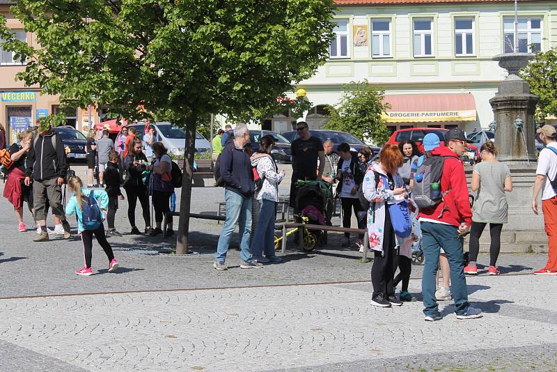 Po cestě byla startovná stanoviště pro turisty, kteří bydleli podél trasy, na Benešovsku to bylo v Týnci nad Sázavou, ve Voticích a také v Miličíně vyšli vozíčkáři a zdravotně hendikepovaní.