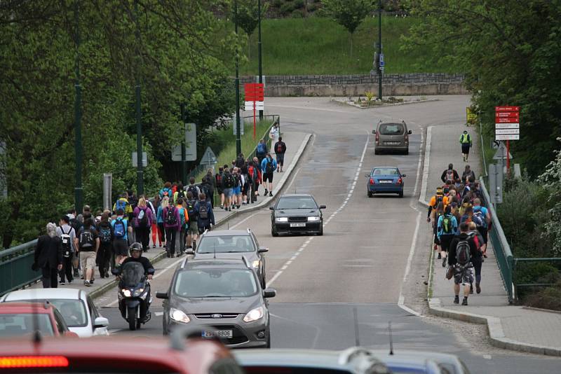 Už 52. ročník Pochodu Praha - Prčice přitáhl do přírody a zdravého pohybu tisíce lidí. Takhle to vypadalo v sobotu 20. května dopoledne v Týnci nad Sázavou.