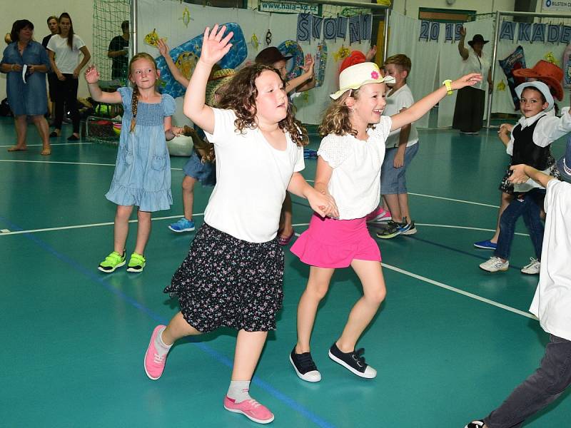 Ze školní akademie ve sportovní hale v Králově Dvoře.