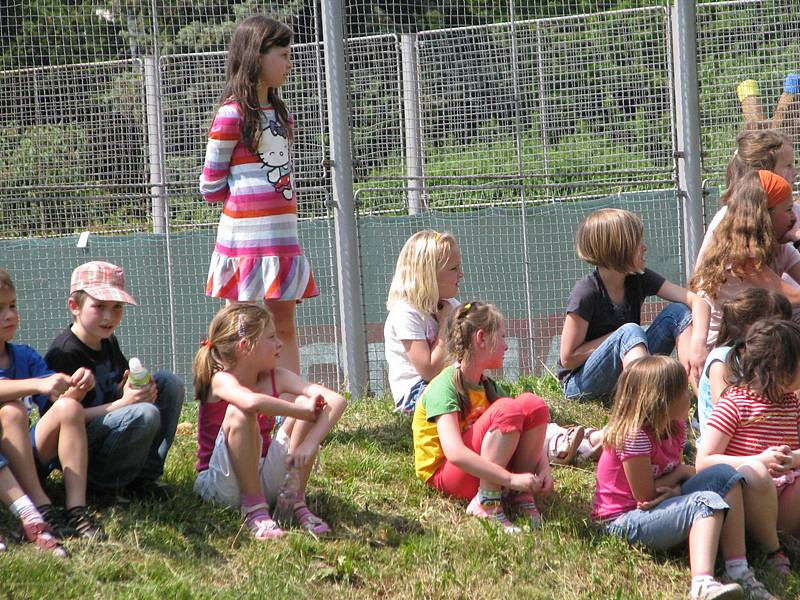 Policejní psovodi předvedli školákům čtyřnohé parťáky.